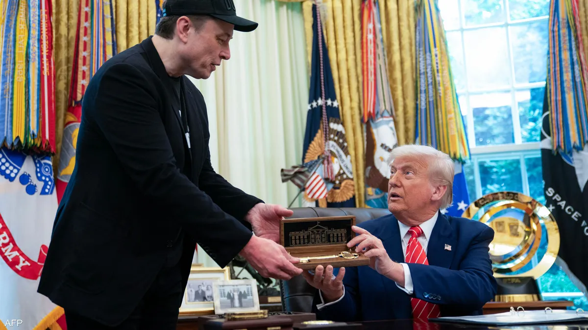 Trump Gives Elon Musk a “Special” Golden Gift, Sparking Speculation