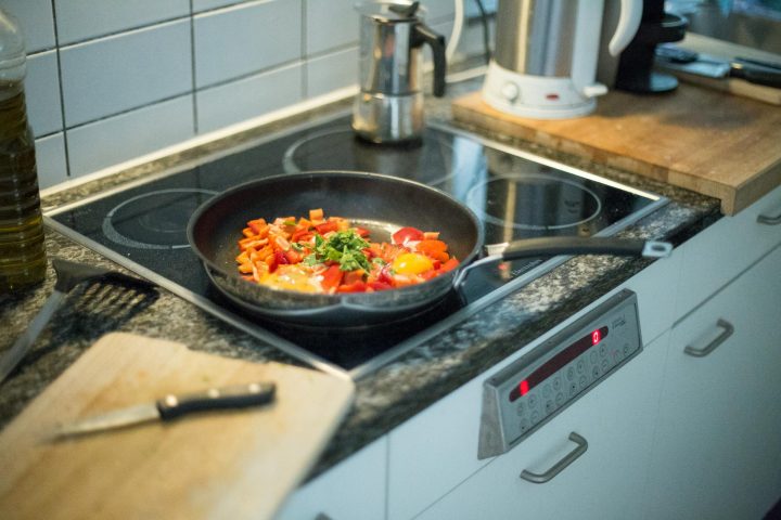 California Considers Ban on Non-Stick Cookware Amid Growing Safety Concerns