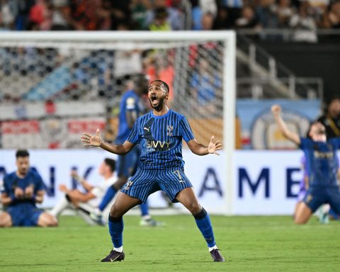 Premier League Giants Compete for Key Signing as Romano Reveals Details