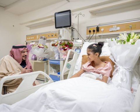 Qassim Governor Visits Sudanese Child Al-Anoud, Orders Comprehensive Medical and Psychological Care