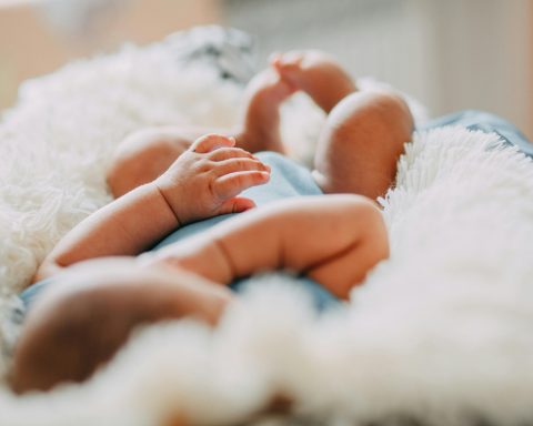 Riyadh Metro Welcomes Its First Newborn at Al-Andalus Station, Grants Family First-Class Passes