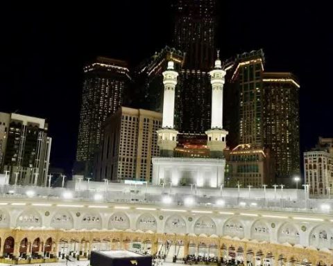 Hundreds of Thousands Perform First Taraweeh Prayers of Ramadan at Saudi Arabia's Two Holy Mosques