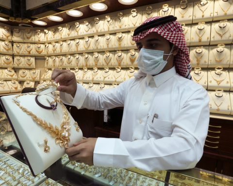 Gold Hits 2026 Low as Rate-Hike Expectations Rise — Saudi Consumers and Investors Watch Closely