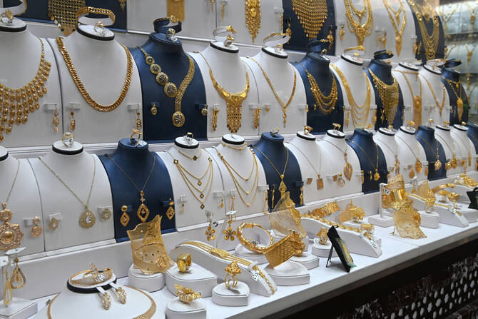 Gold Prices Surge Past Record Highs as Saudi Shoppers Brace for Costlier Eid Gifts