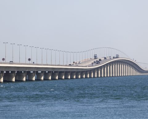King Fahd Causeway Carries Eid Holiday Surge as Families Cross the Gulf
