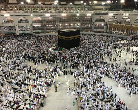 Makkah Leverages AI to Enhance Hajj Experience with Smart Crowd Management