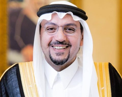 Prince Faisal bin Mishal Reviews AI Programs at Qassim University as Kingdom Advances Digital Agenda