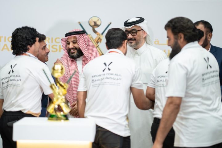 Nawaf bin Moied Alotaibi, Vice Chairman of the Saudi Arabian Cricket Federation and CEO Tariq Sagga present the regional awards for Riyadh and Al Qassim