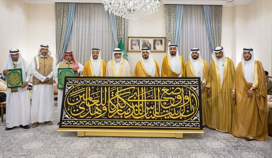 Deputy Governor of Makkah Hands Over the New Kaaba Kiswa Ahead of Its Annual Replacement