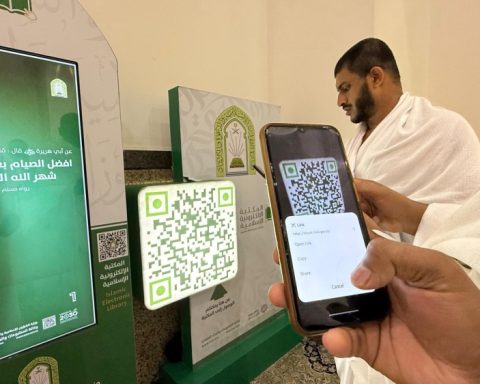 New Digital System Connects Grand Mosque Visitors with Scholars Around the Clock