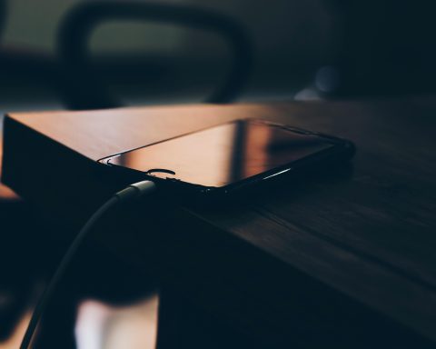 Overnight Phone Charging A Convenient Habit That Damages Your Battery