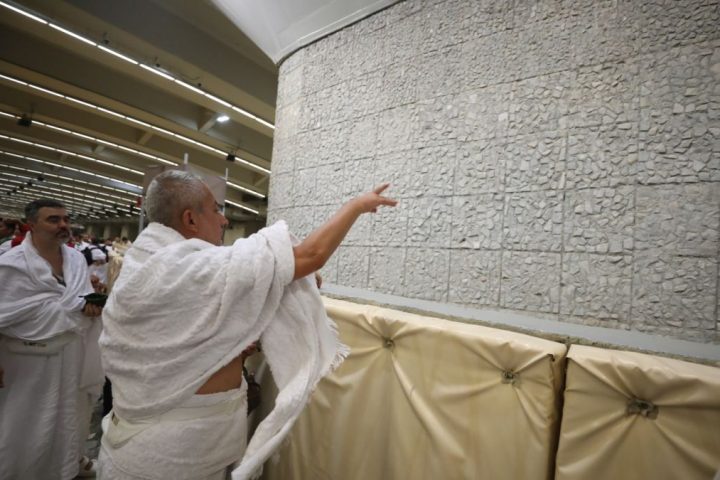 Pilgrims Perform Stoning Ritual at Jamarat During First Day of Tashreeq