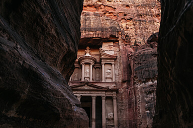 The Treasury At Petra, Jordan, Emerges Dramatically Between Towering Sandstone Cliffs, Showcasing One Of The Country’s Most Iconic Archaeological Landmarks