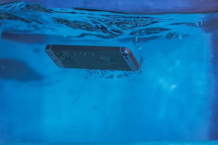 Dropped Your iPhone in Water Here's How Long Apple Says You Should Wait Before Charging It
