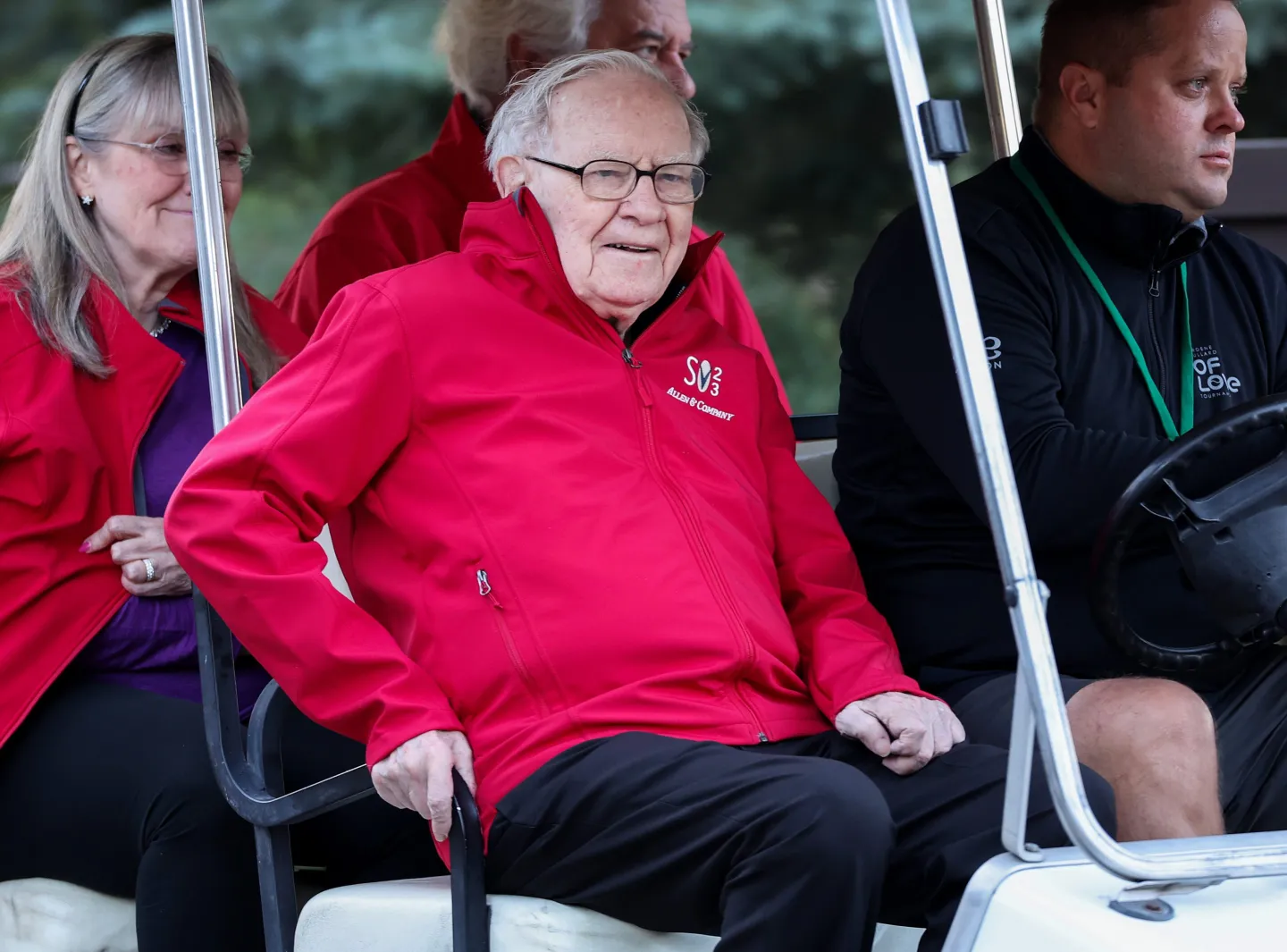 Warren Buffett How the Oracle of Omaha Built a $140 Billion Fortune Through Long-Term Investing