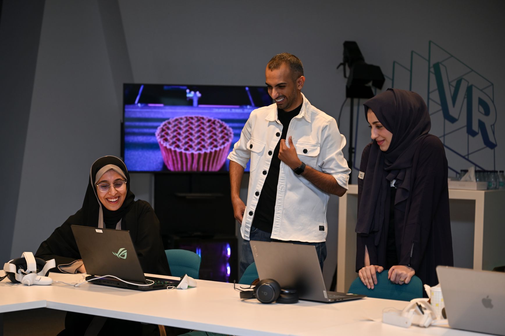 Abdulla leading a workshop on VR at the Immersive Lab in Ithra