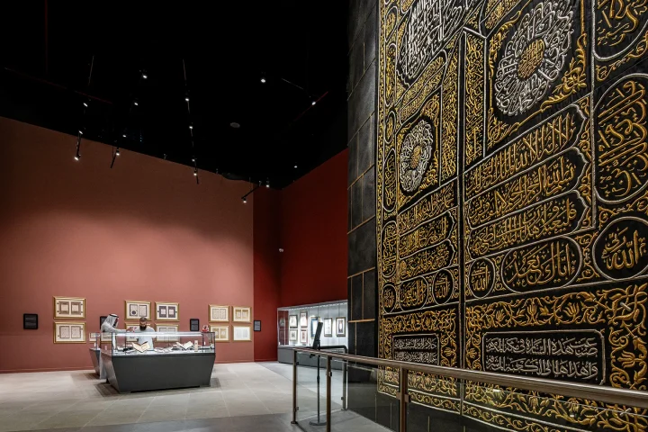 Rare 300-Year-Old Qur’an Manuscript in Makkah Features Three Distinct Arabic Calligraphy Styles