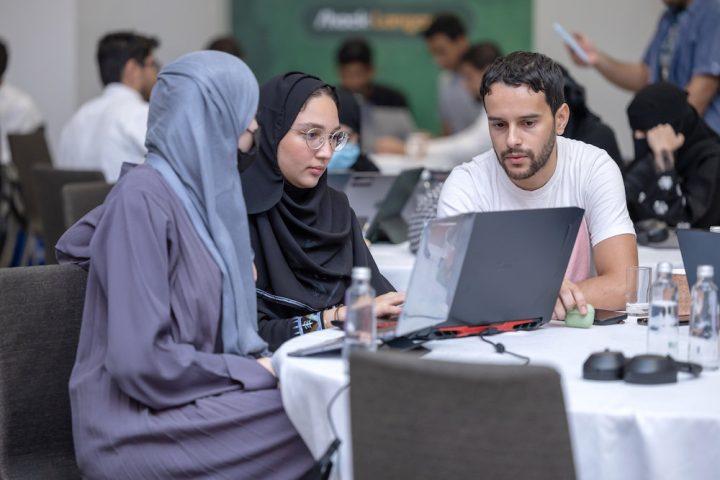 Study Saudi university students spend 3 hours and 28 minutes a day on social media