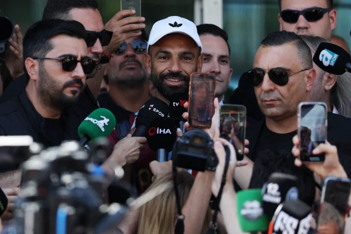 Turkish Singer Praises Mohamed Salah “His Popularity Equals Turkey’s Population”