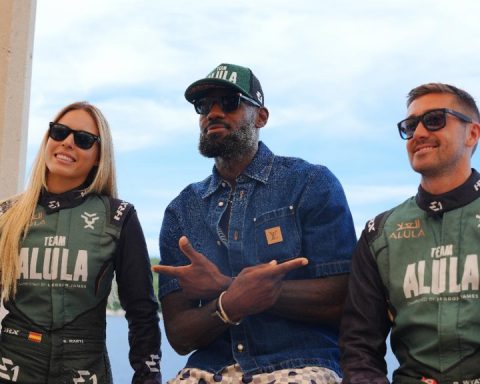 LeBron James with his UIM E1 World Championship team, Team AlUla