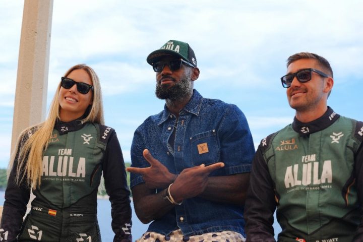 LeBron James with his UIM E1 World Championship team, Team AlUla
