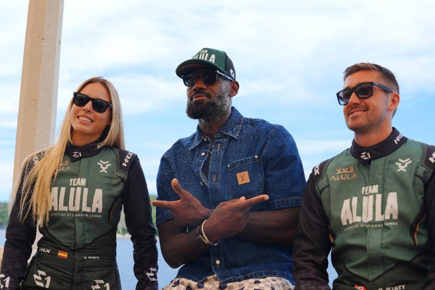 LeBron James with his UIM E1 World Championship team, Team AlUla