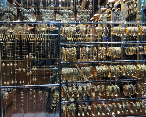 Gold hovers at $4,000 as the Fed opens its October meeting: three questions answered