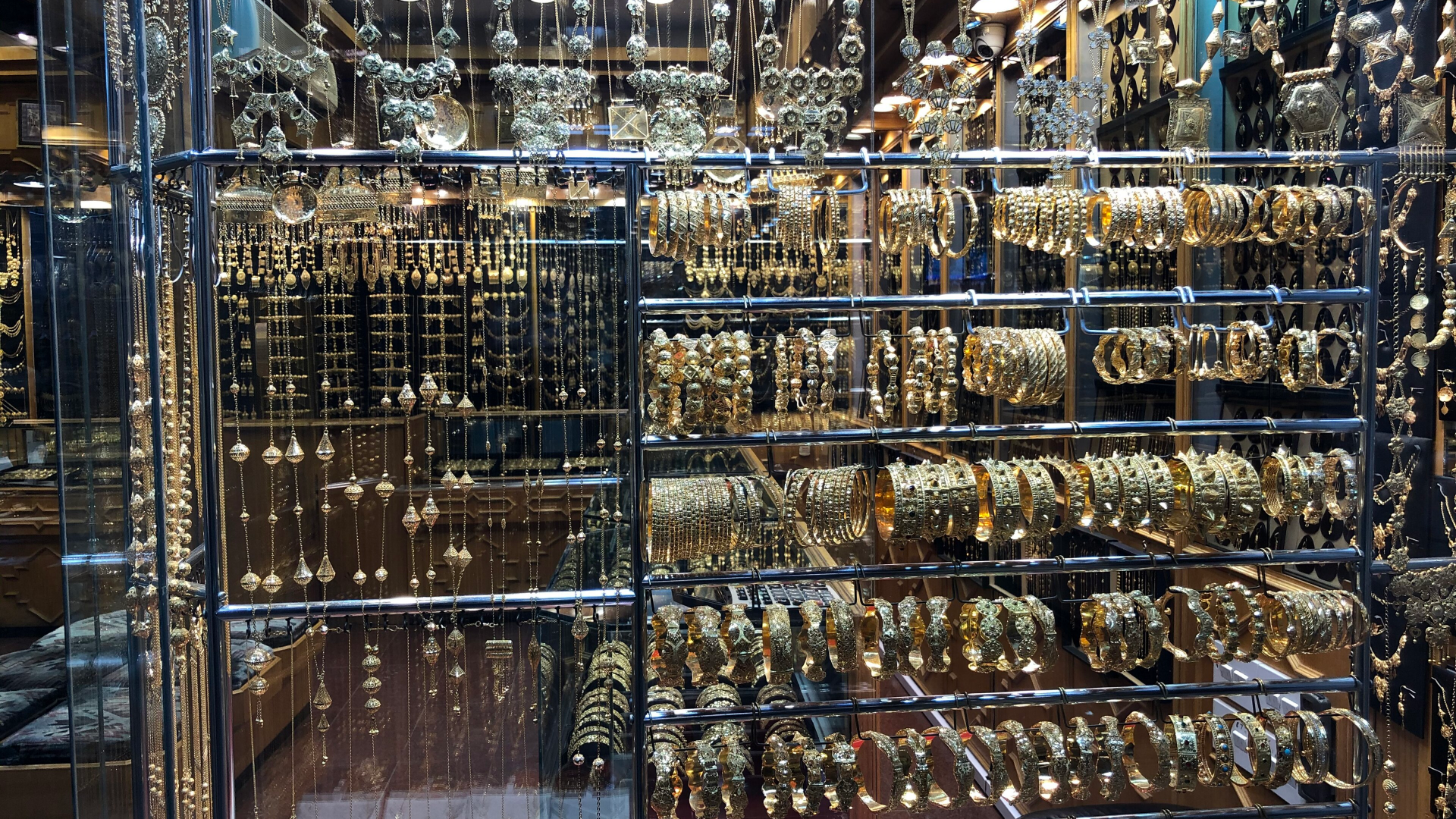 Gold hovers at $4,000 as the Fed opens its October meeting: three questions answered