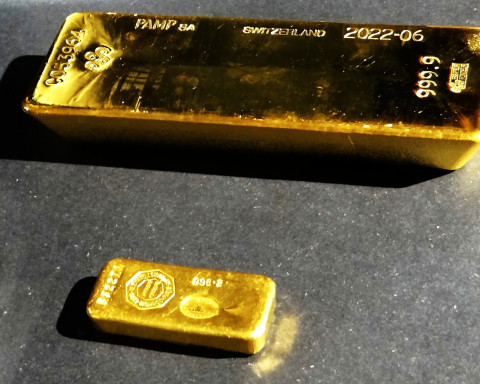 Gold hovers near $4,130 as costly oil keeps Fed rate-rise bets alive