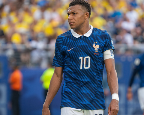 Mbappe double ends Barcelona's perfect start and reopens the La Liga title race