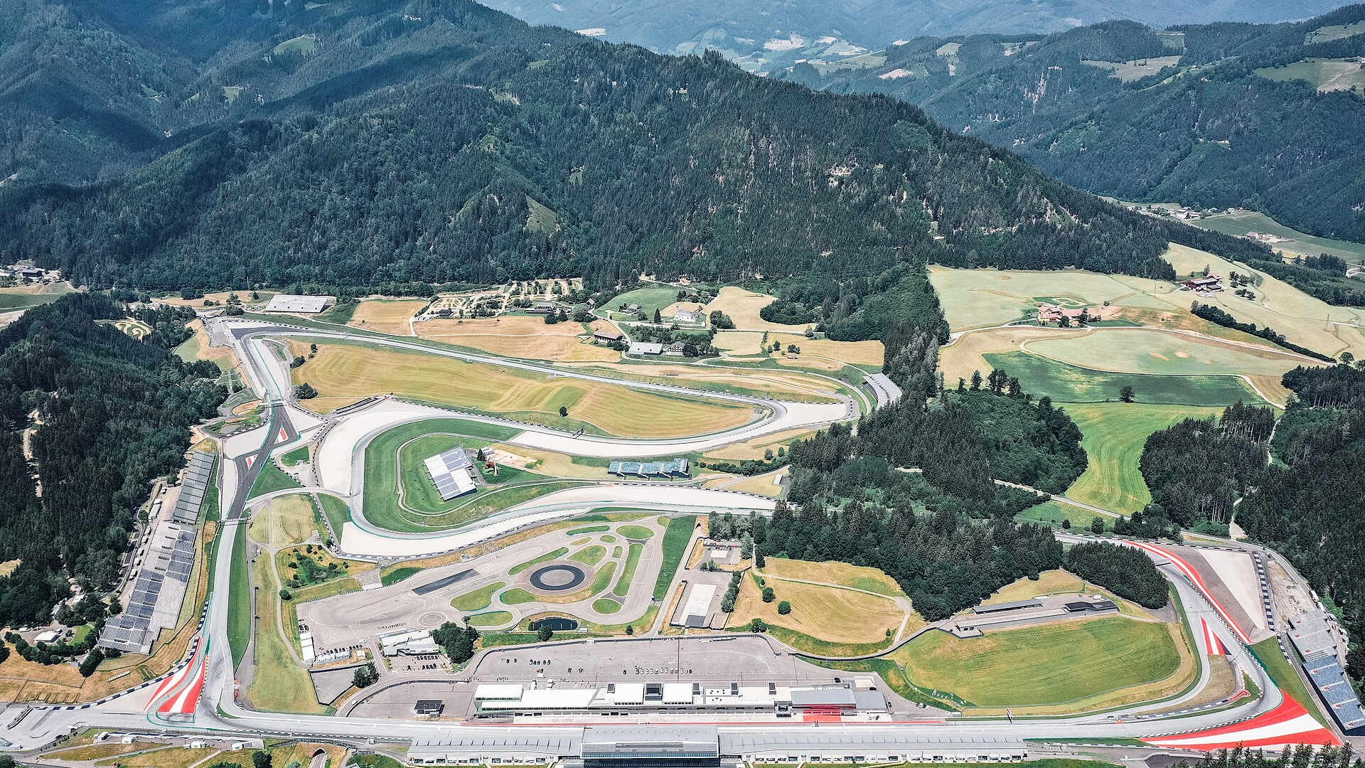 Red Bull: the Austrian energy drink company and what it does