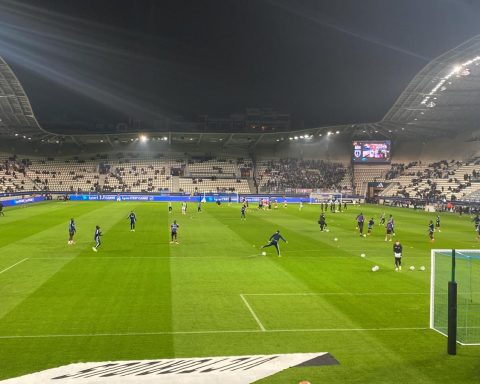 Sinayoko's stoppage-time penalty lifts Paris FC past Rennes in a seven-goal thriller