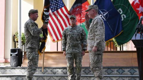قائد-القوات-الأميركية-في-أفغانستان-يسلم-الراية