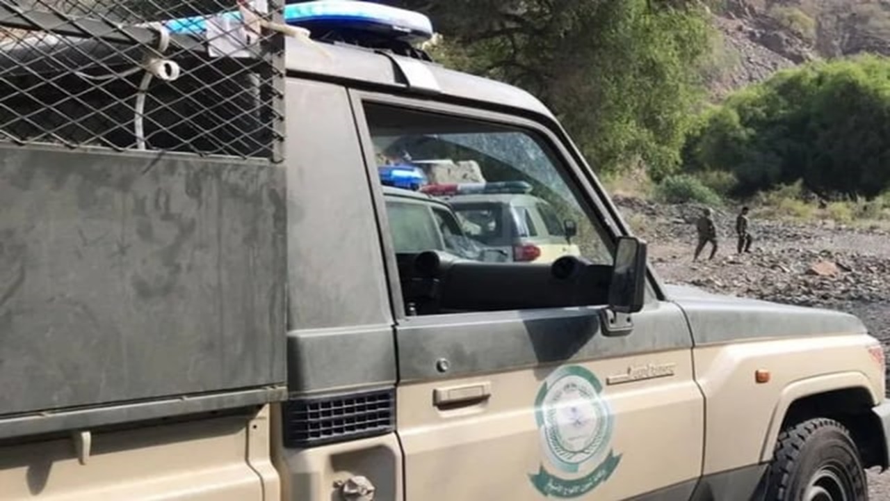 إلقاء القبض على مواطن أثناء نقله في مركبته مخالفين لنظام أمن الحدود في تبوك