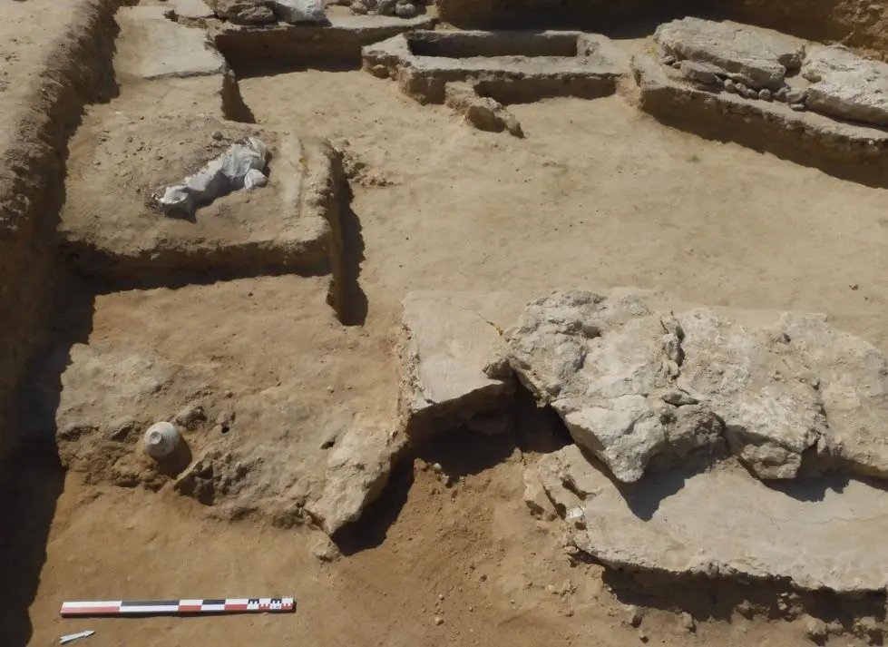 اكتشاف حجر نرد بمقبرة بالبحرين يعود عمره إلى 2000 عامًا