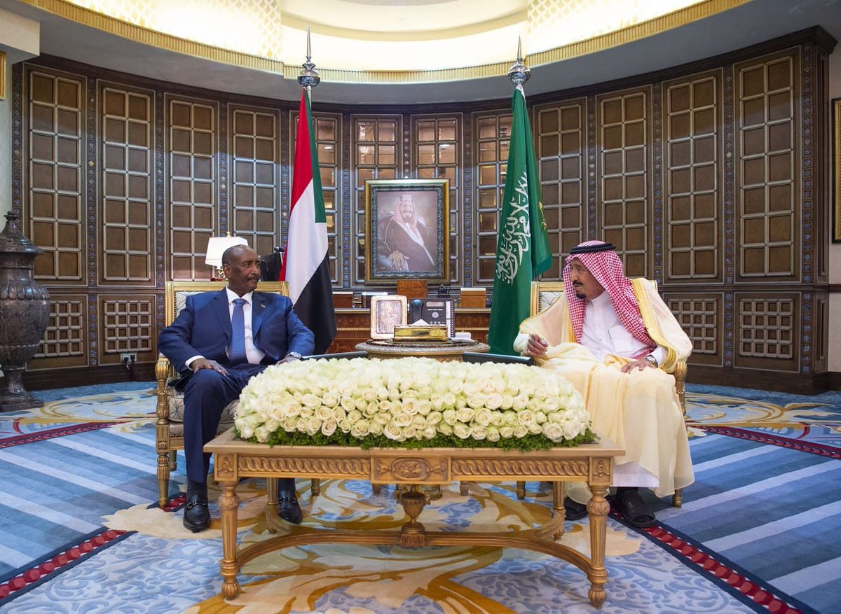 خادم الحرمين الشريفين يلتقي برئيس مجلس السيادة السوداني بالمملكة