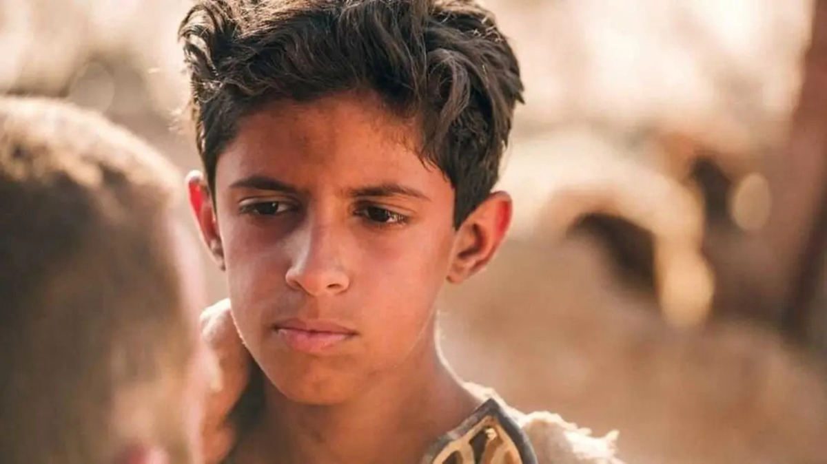 مخرج بريطاني يختار الطفل السعودي عمر العطوي نجماً لفيلم ملحمي