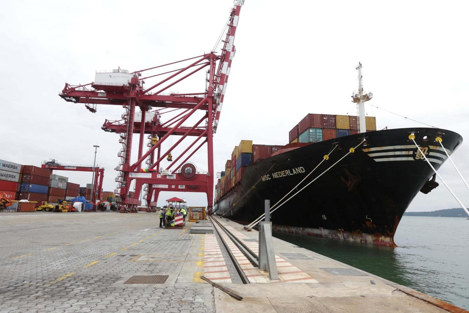 ميناء لوبيتو الأطلسي شريان نقل رئيس في عمق القارة الافريقية