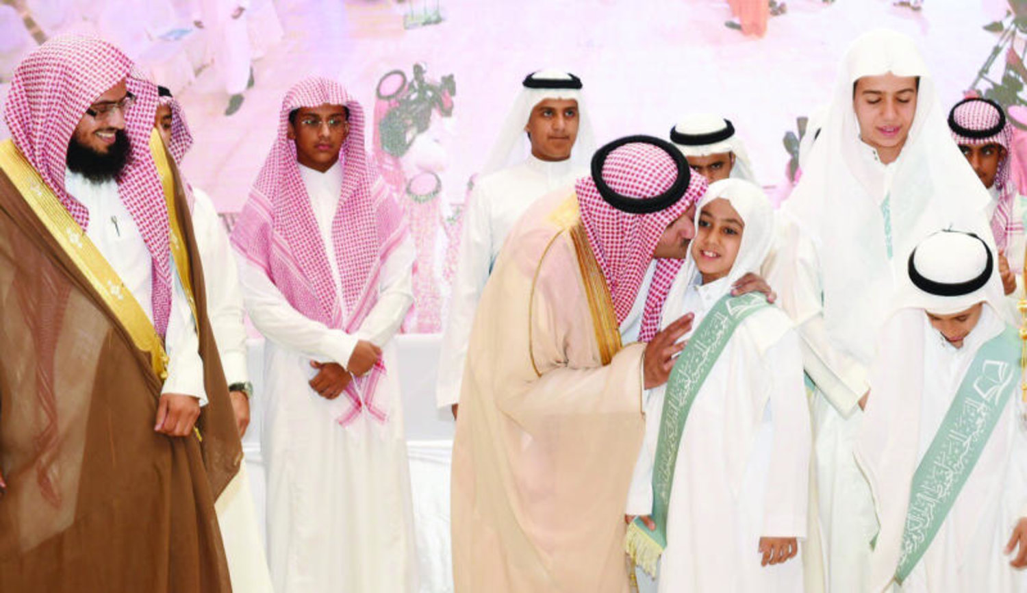 أمير منطقة المدينة المنورة يكرم خريجى الجمعية الخيرية لتحفيظ القرآن الكريم