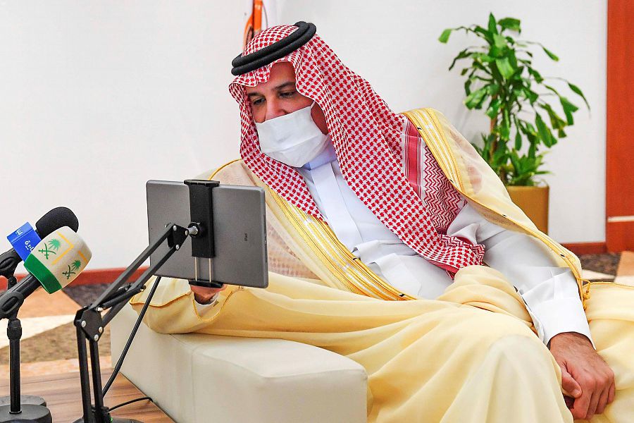 أمير منطقة المدينة المنورة يهنِّئُ سمو وزير الداخلية بمناسبة حلول عيد الفطر
