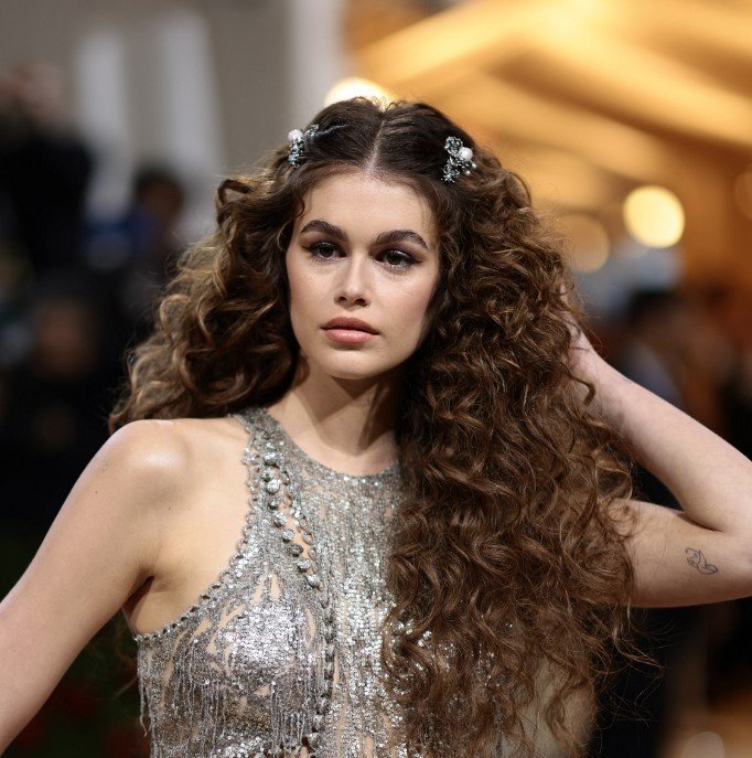 كيف تعتنين بشعرك المجعد على طريقة Kaia Gerber