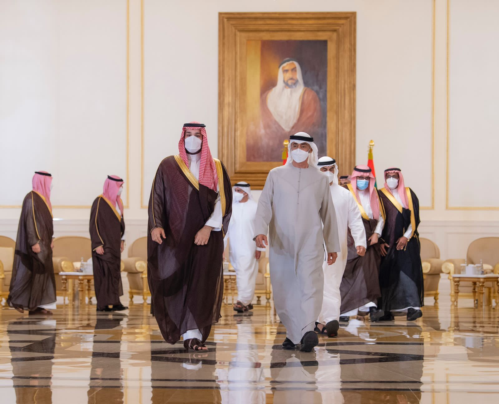 ولي العهد السعودي يقدم واجب العزاء والمواساة في وفاة الشيخ خليفة بن زايد