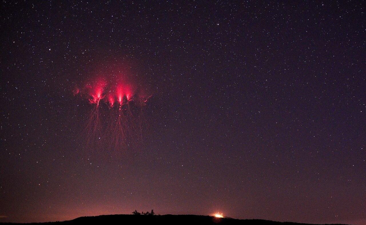 حقيقة ظاهرة العفريت الأحمر في الغلاف الجوي