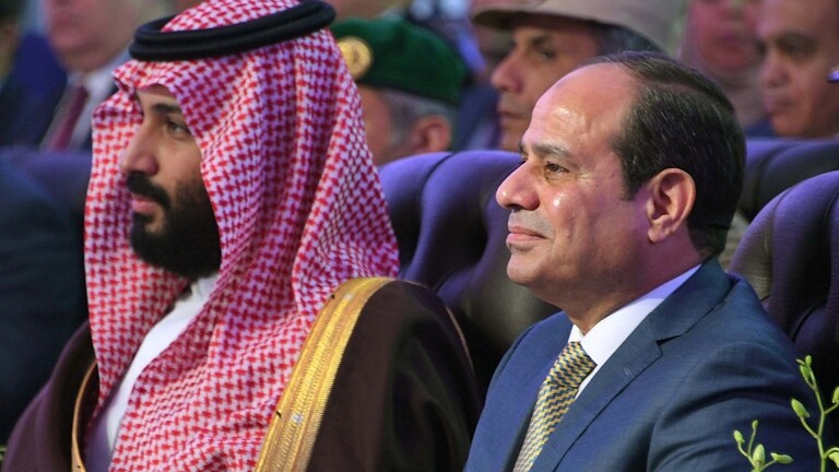 وصول ولي العهد السعودي إلى مصر وفي استقباله الرئيس السيسي