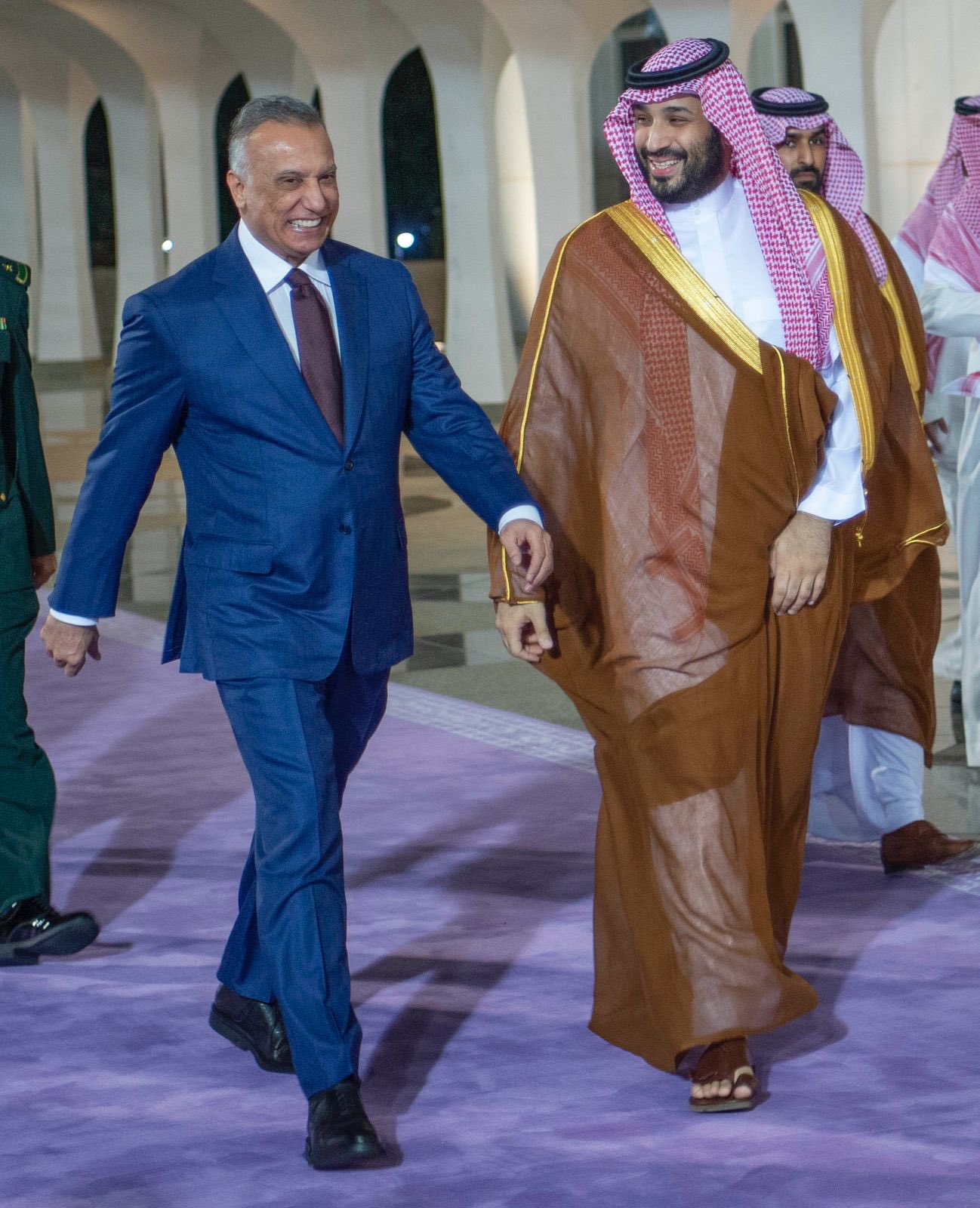 ولي العهد السعودي التقى الكاظمي لبحث العلاقات الثنائية