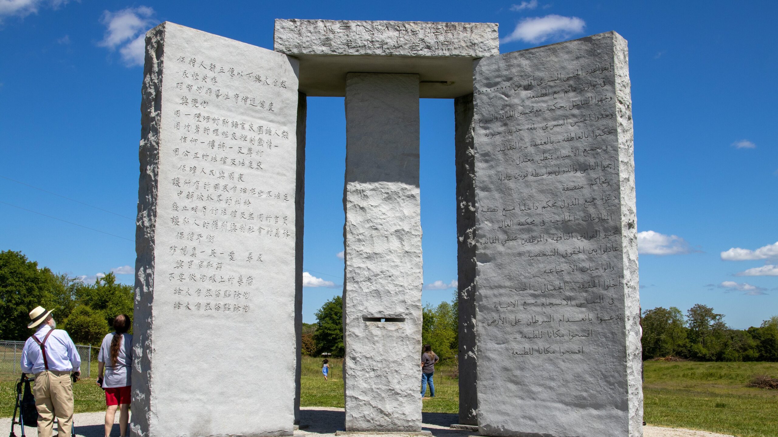 مجهولون يفجرون النصب التذكاري ستونهنج الأمريكية