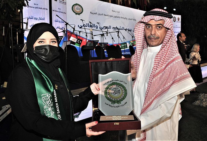 إمرأة سعودية تحصل على جائزة التميز للشباب العربي