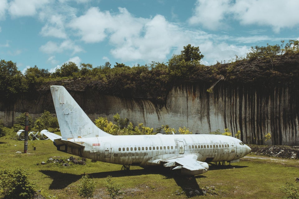 طائرة بوينج مهجورة وسط غابة بجزيرة بالي الإندونيسية