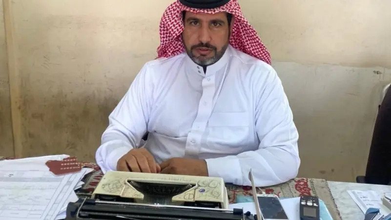 كاتب معاريض سعودي لم يفارق آلته الكاتبة منذ 20 عاماً