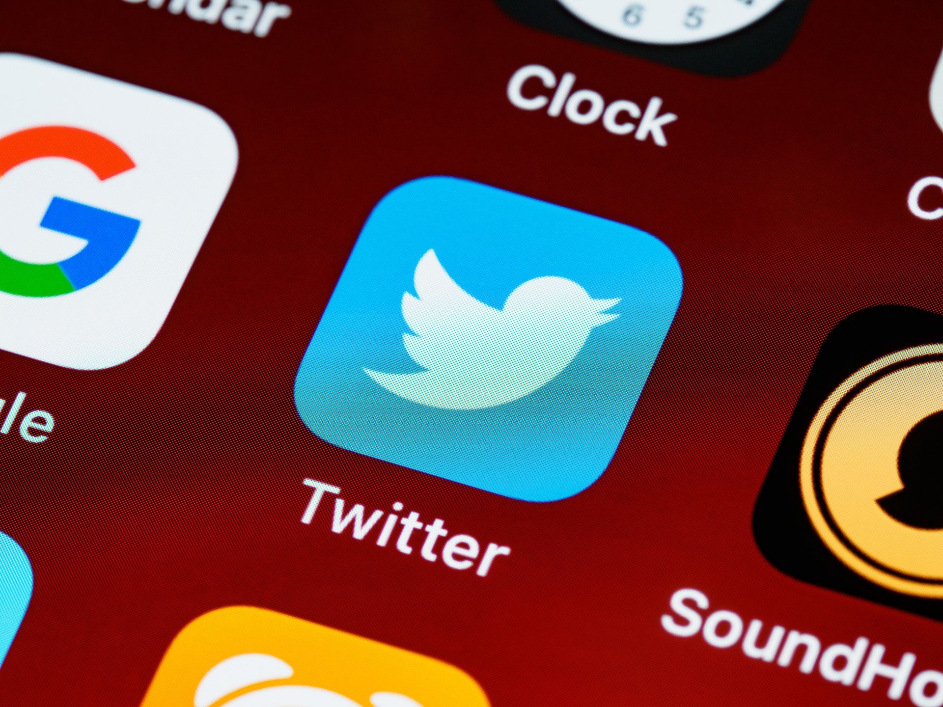 ميزة جديدة تختبرها تويتر لتقليل الحسابات المزيفة